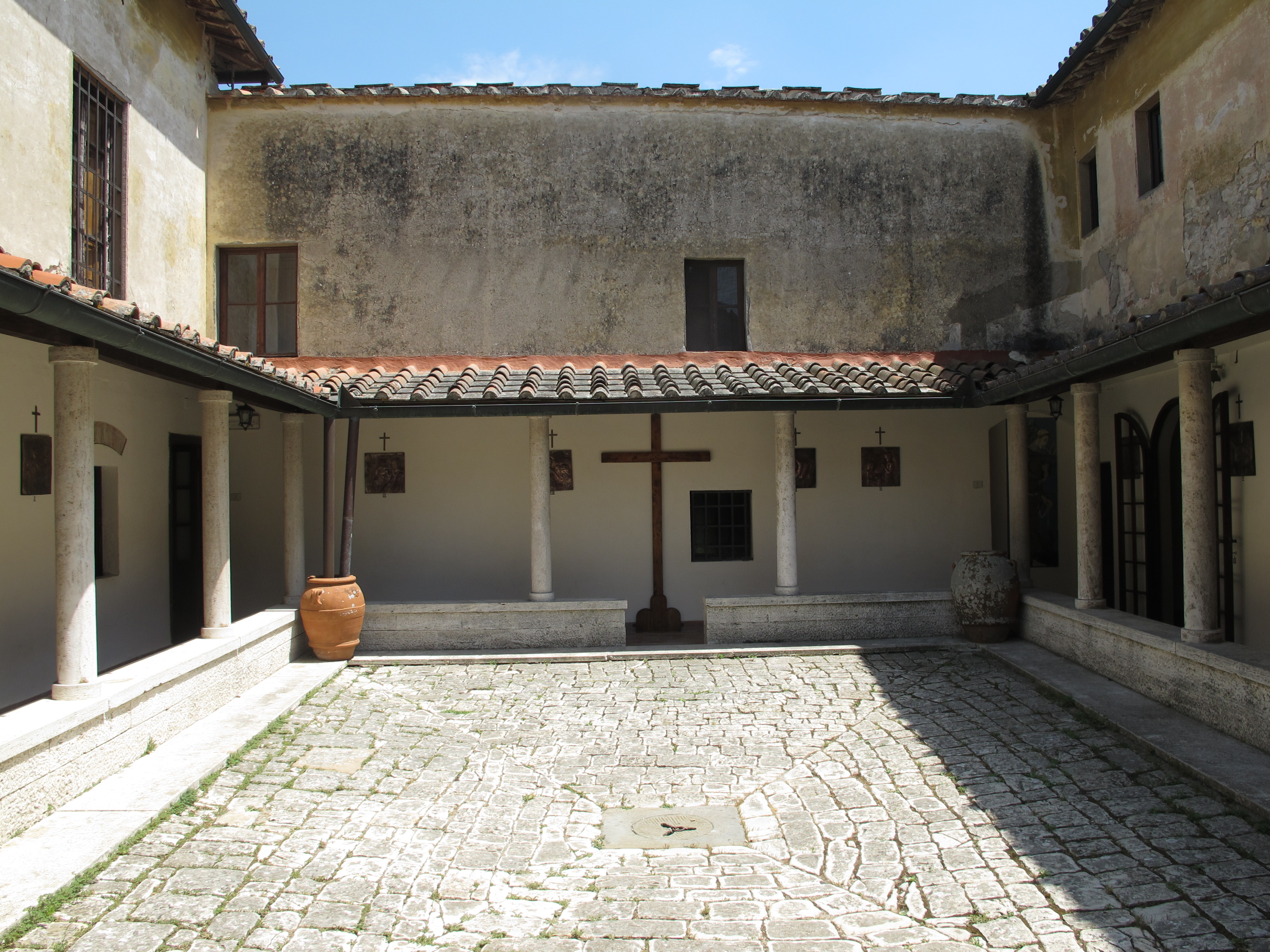 Uno dei chiostri del convento dell'Incontro