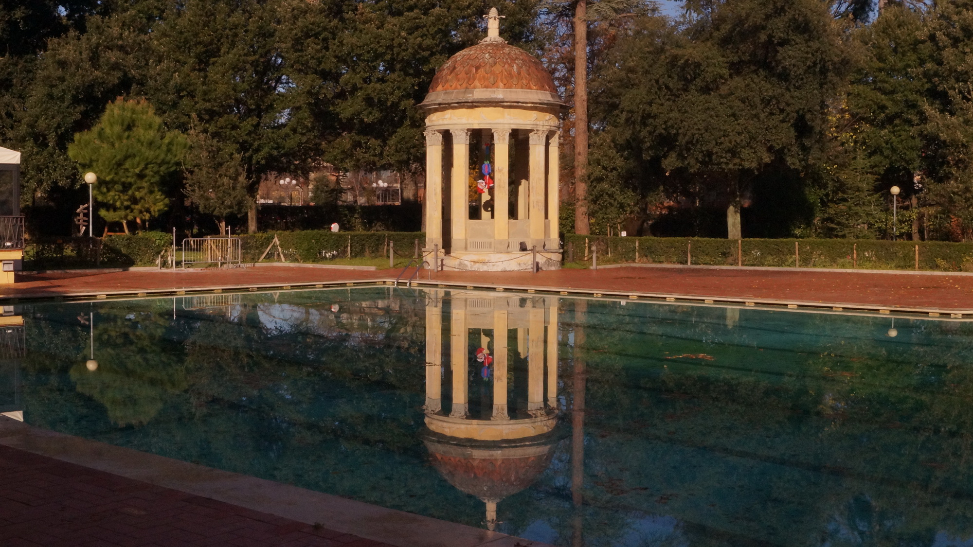 tempietti neoclassici che costituivano, in origine, due voliere per uccelli che arredavano il parco